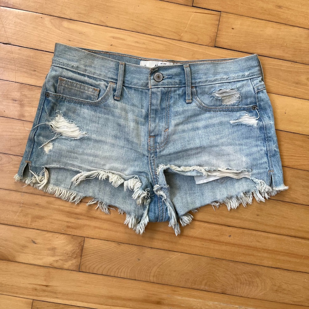 Abercrombie & Fitch Distressed Light Wash Cutoff Denim Shorts Size 0 W25